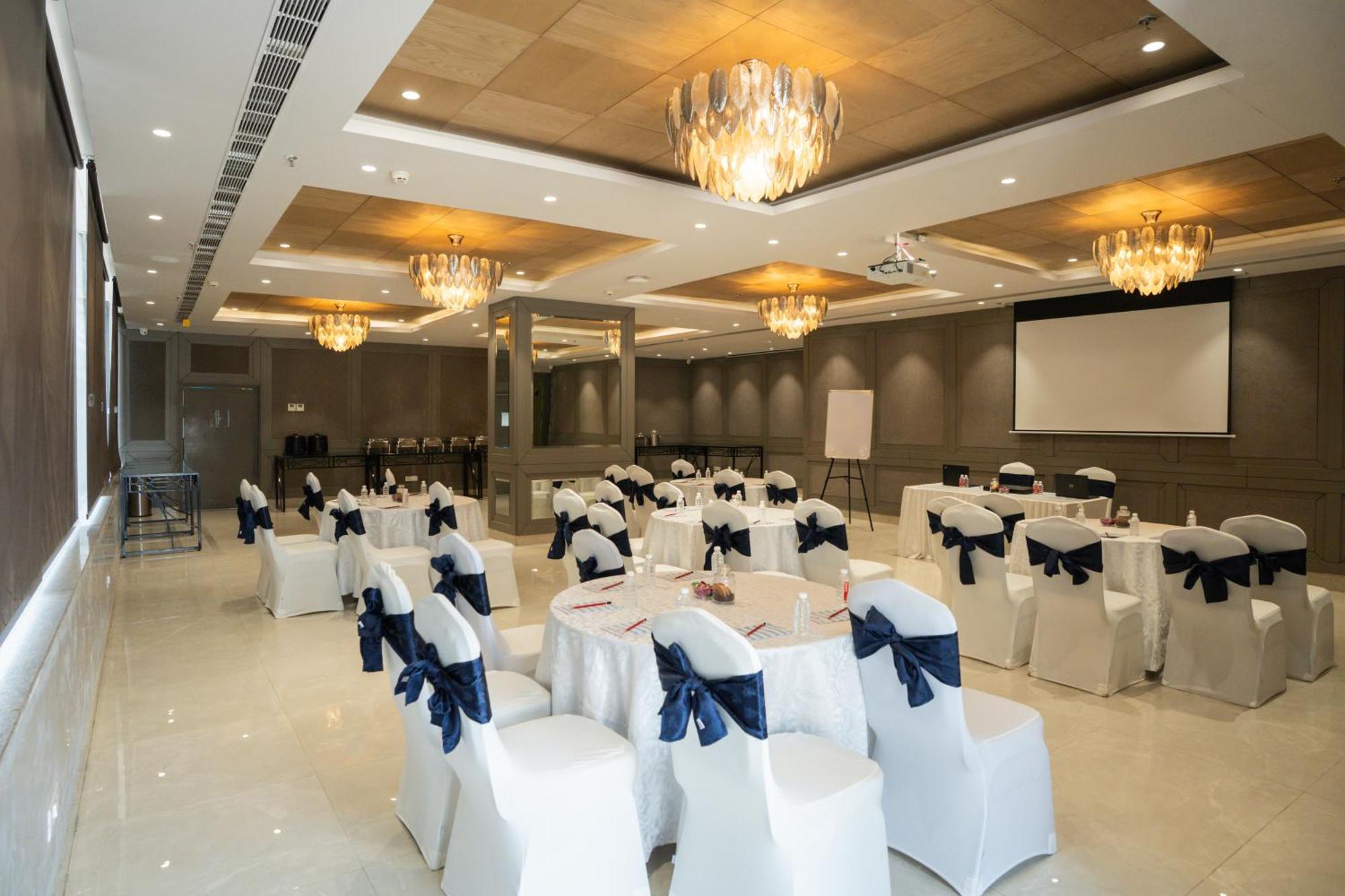 Ar Suites Klj Square Ґурґаон Екстер'єр фото